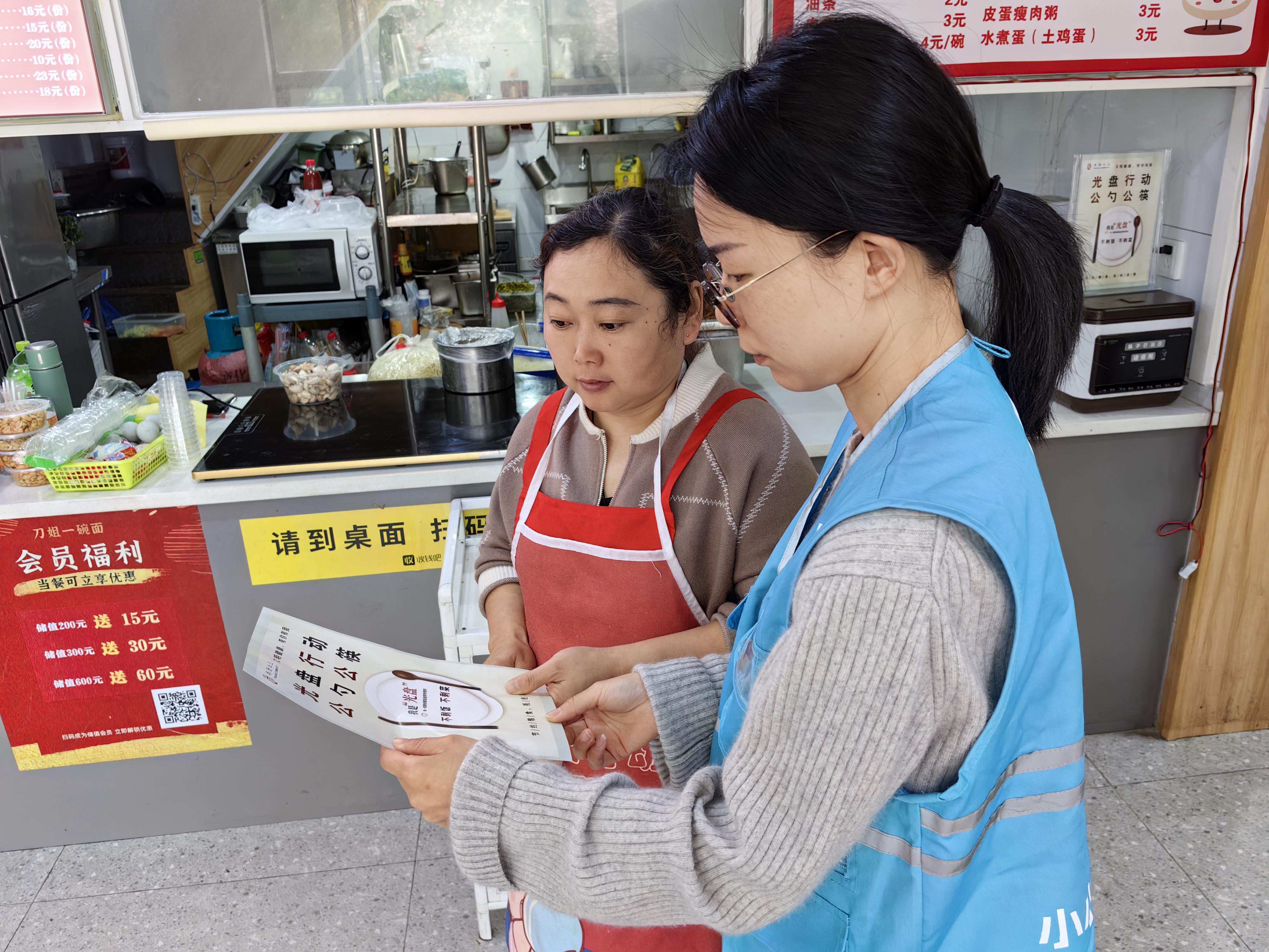 网格员走街串巷泰康社区党支部掀起光盘行动与垃圾分类热潮