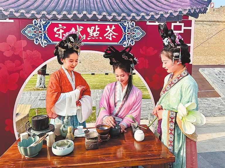 4月11日，安阳市汉服文化暨非遗技艺展演活动上，汉服秀演员在展示点茶技艺。 河南日报社全媒体记者 赵阿娜 摄