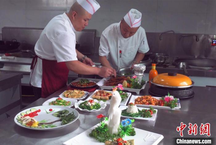 在新疆一块豆腐何以名扬千里