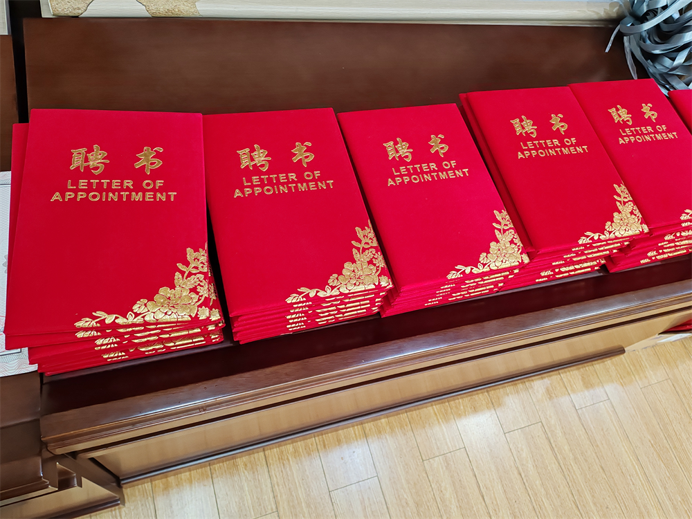 垃圾分类“小小楼长”接聘书 “大大担当”扛肩上