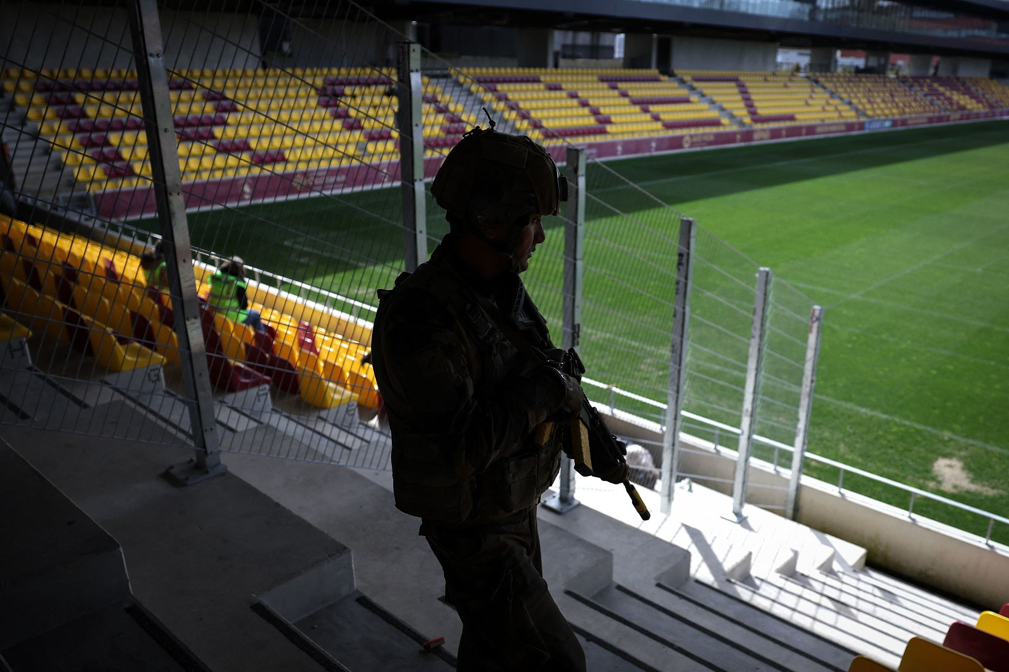 法国一体育场开展模拟恐袭联合演习。