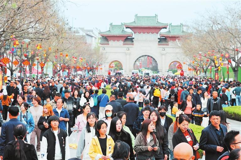 天水伏羲庙景区游人如织　新甘肃&middot;甘肃日报记者　高樯