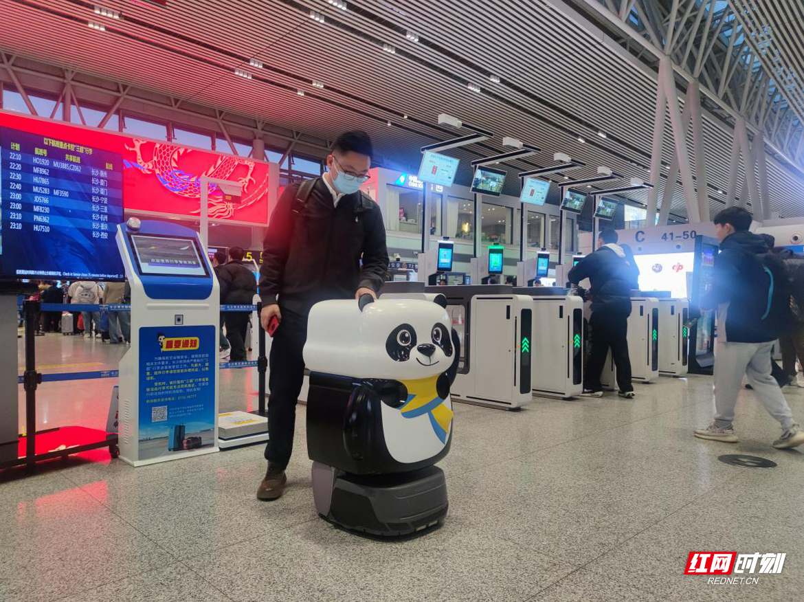智能机器人引导旅客前往A区安检口。