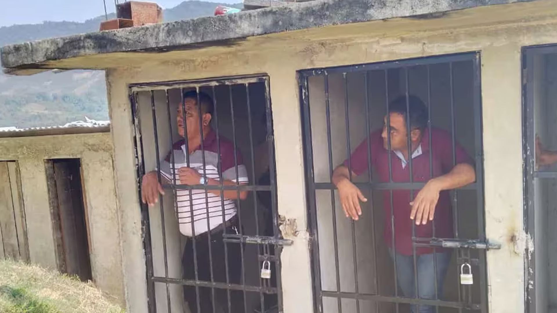 墨西哥一代理市长被多名居民强行锁在小屋中，居民称因政府未履行修路承诺