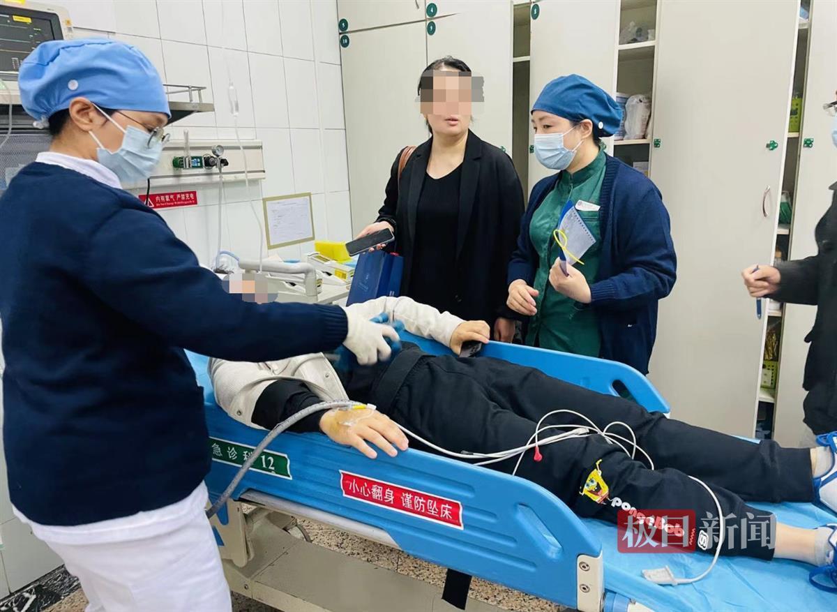 小伙被护送到武汉大学人民医院急诊科