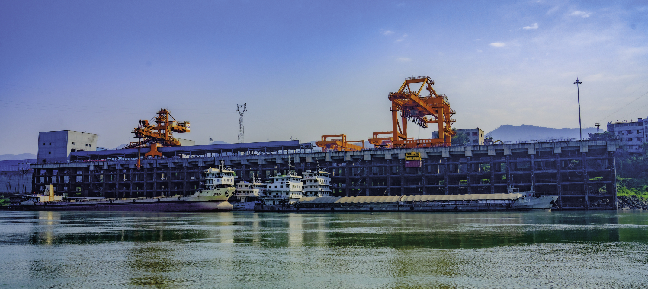 江津珞璜港通过能力达到2000万吨，集装箱作业能力达到60万标箱