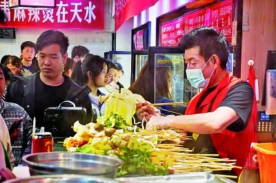 甘肃天水一店员在制作麻辣烫　新华社发