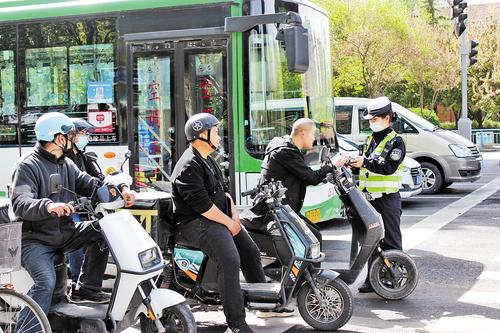 4月15日，石家庄中华大街与槐安路交叉口，交警正在执勤。 河北日报记者 桑珊摄