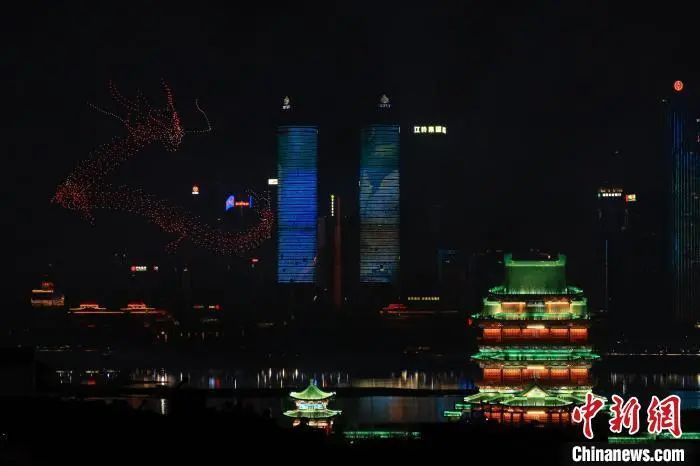 南昌市烟火晚会上2400架无人机编队、悬停，组成的“巨龙”翱翔在赣江两岸上空