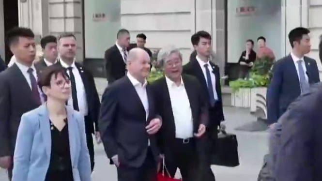 现场：德国总理在上海中山路漫步