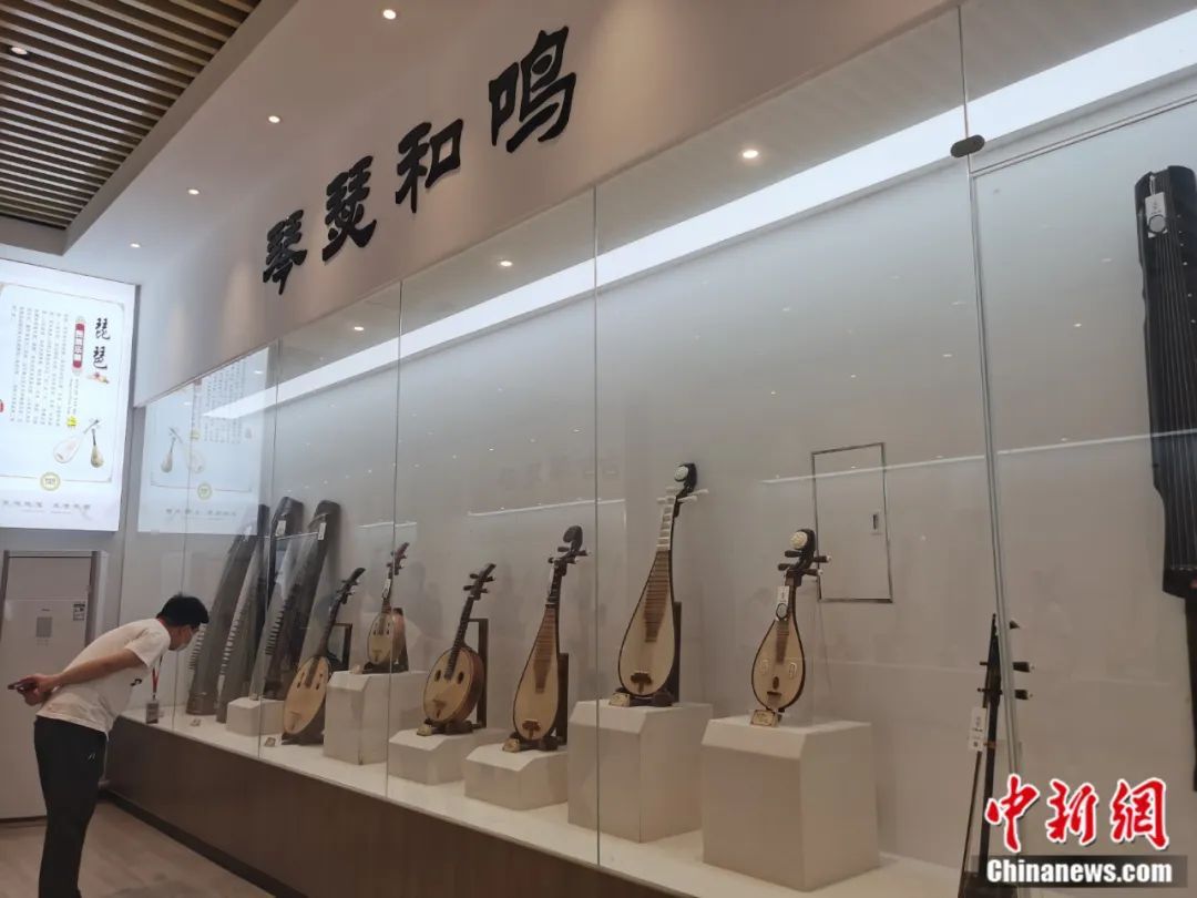兰考音乐小镇内生产的各类乐器。刘鹏 摄