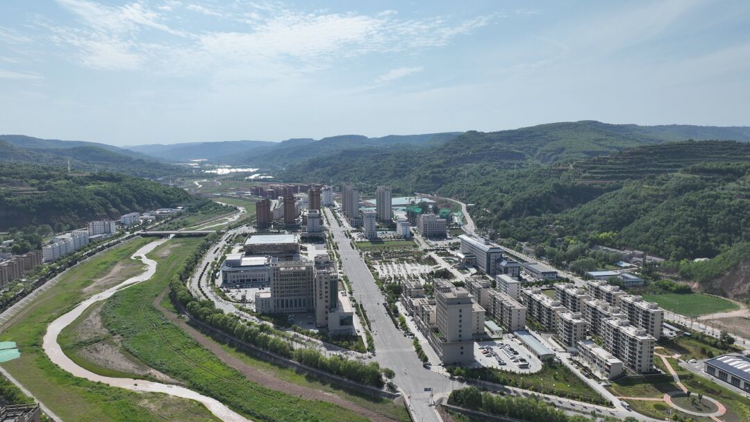 图为灵台县城全景一角