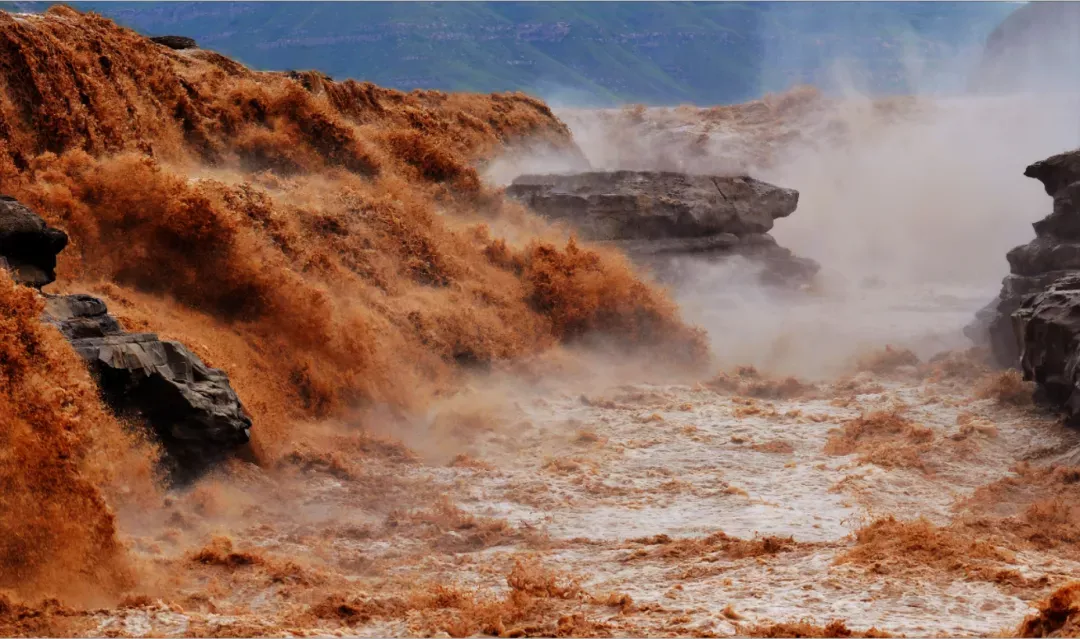 黄河流经狭长的晋陕大峡谷，一泻千里，流经山西965千米。 两岸苍山挟持，造就了浊浪排空的壶口瀑布。