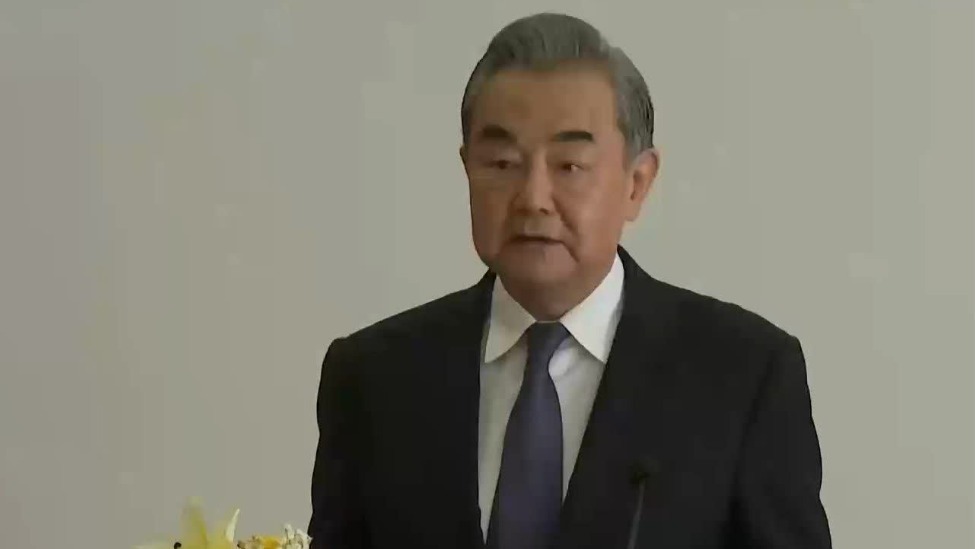 王毅答凤凰记者问：美应遵守联合国宪章和国际法规，改改高高在上的旧习