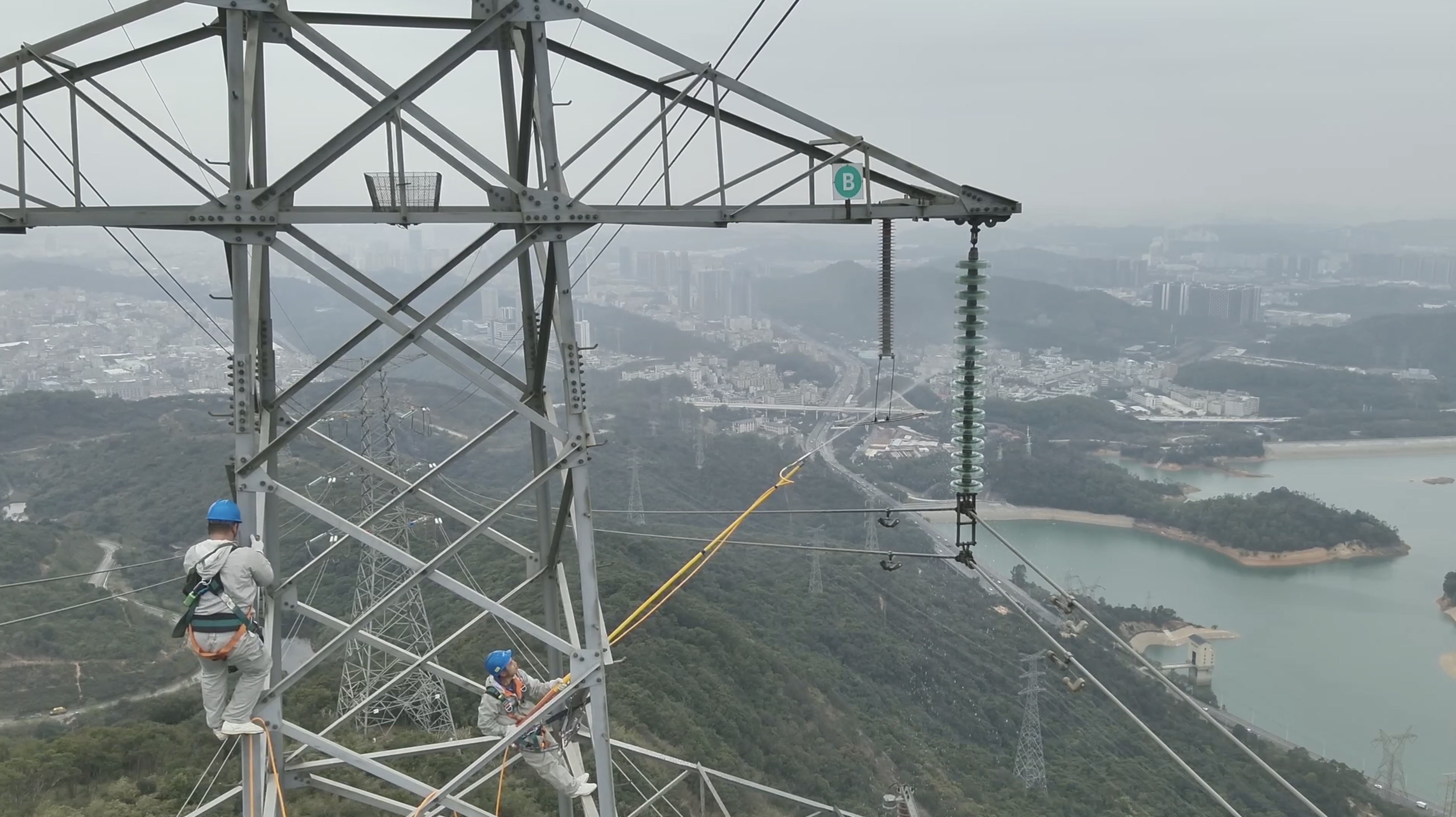 图说：南方电网深圳供电局组织开展输电线路带电水冲洗工作(摄马津圳）