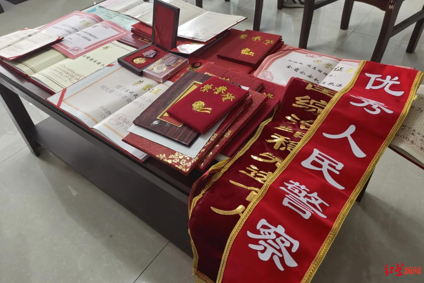 ▲高斌武的荣誉证书