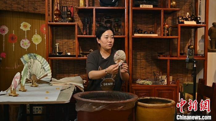 4月18日,张曼瑜线上直播销售漂漆扇。张俊杰 摄