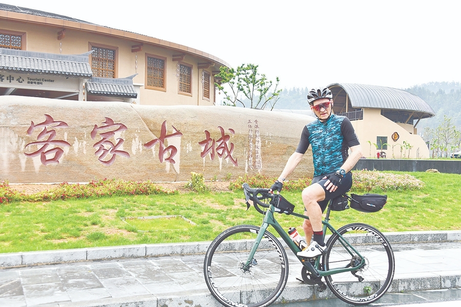 4月12日，毛磊教授骑行在定南客家古城。
