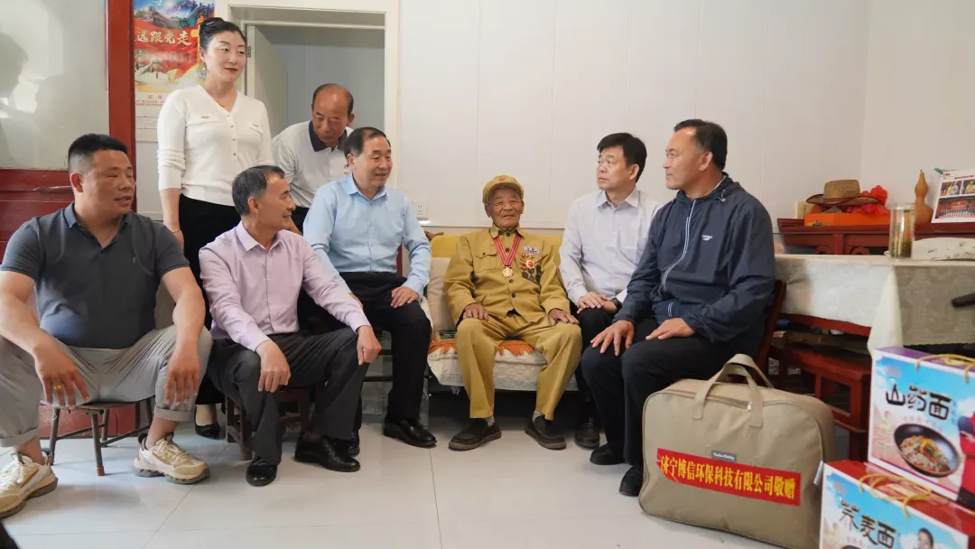走访慰问曾参加过抗美援朝长津湖战役的马坡镇97岁老兵李从奎
