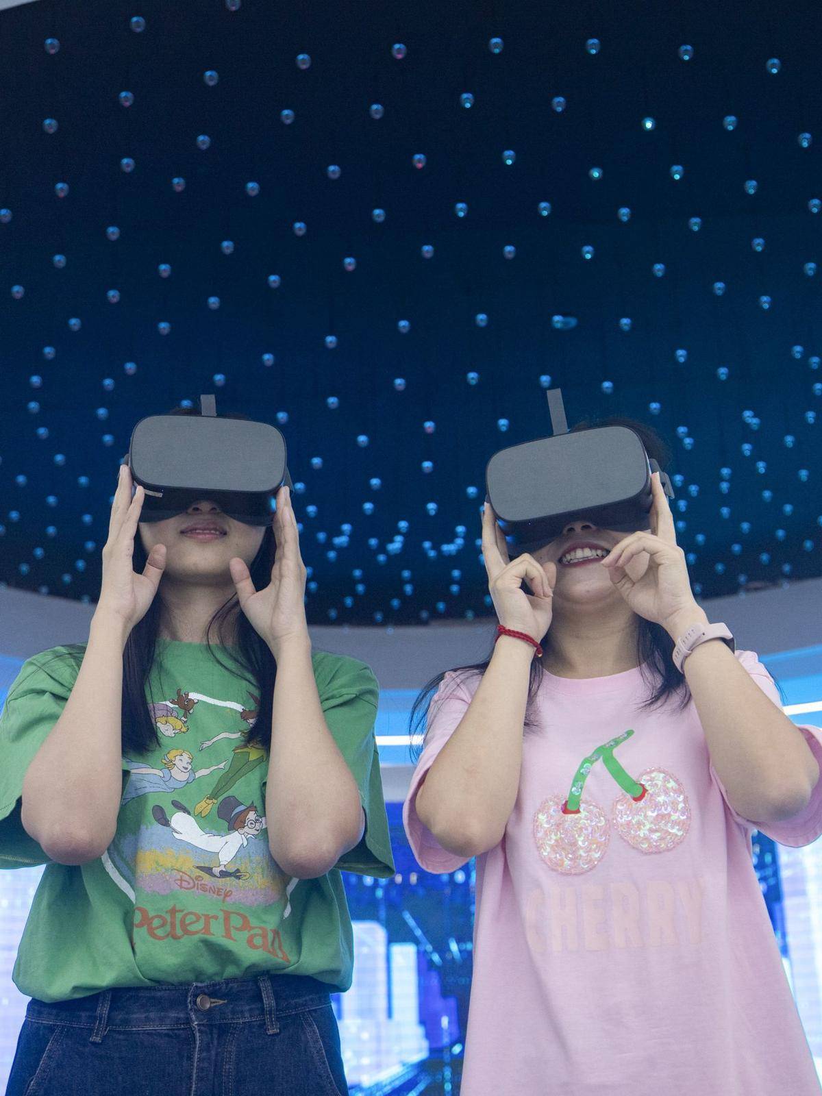 2023年6月9日，位于武汉江汉区的湖北移动“智慧武汉5G创新港”内，市民借助VR眼镜体验5G通信技术应用成果。(湖北日报全媒记者 薛婷 通讯员 江轩 鲍秦 摄）