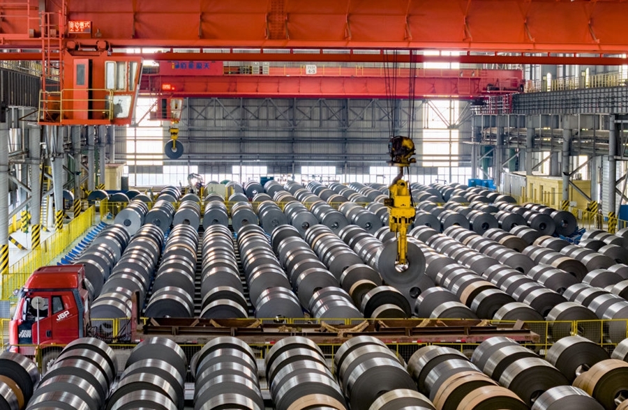 在位于江西省新余市的江西新钢集团薄板作业区，无人行车智能库管系统在自动分配行车作业任务（2024年4月2日摄）。新华社发（赵春亮 摄）