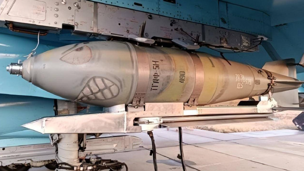 图为俄军苏-34战斗轰炸机挂载的制导炸弹，尽管该炸弹只是在传统炸弹基础上加装了滑翔翼组件，但实战效果显示这类武器相当有效。
