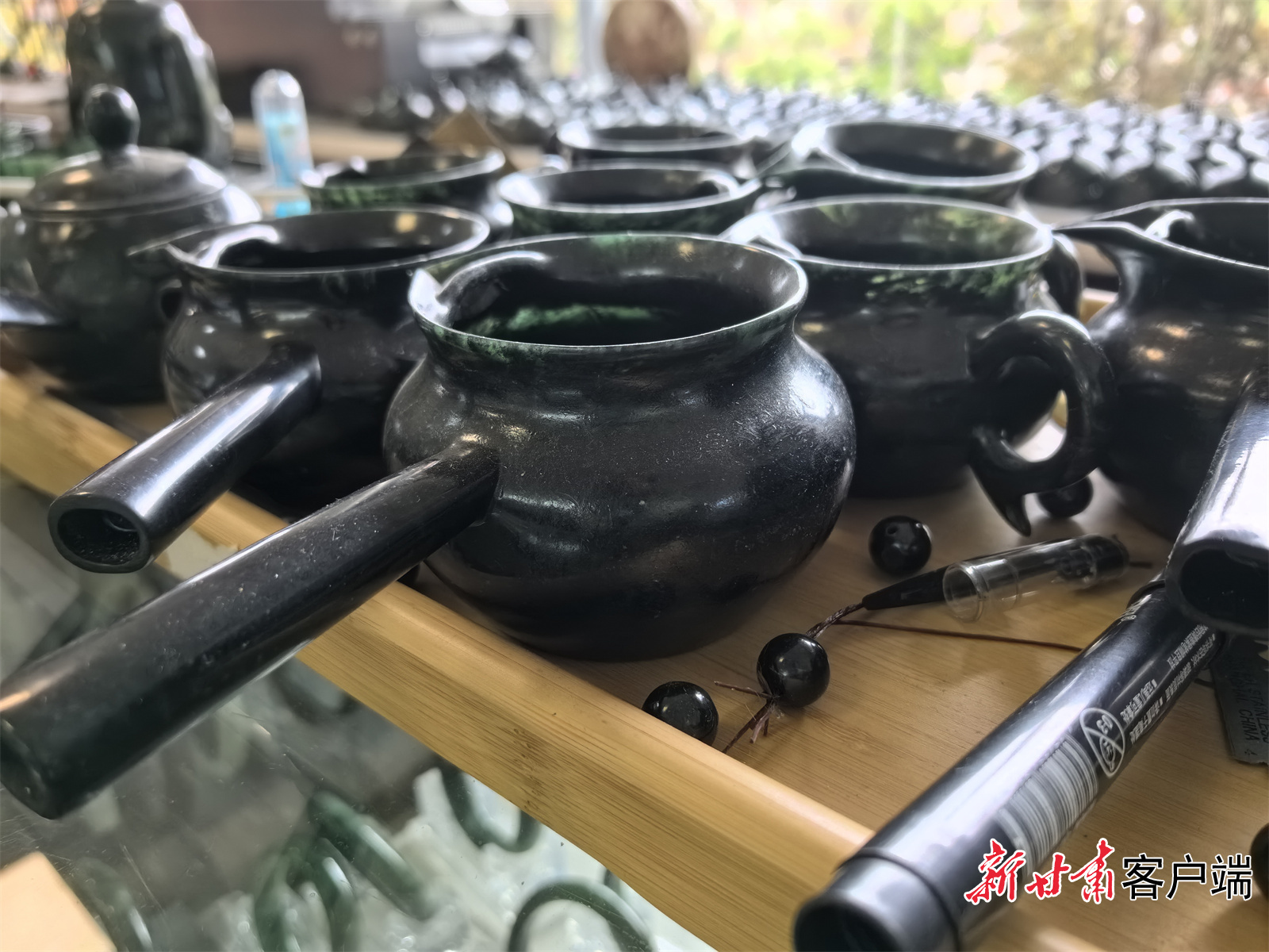 各种式样的鸳鸯玉雕　新甘肃&middot;甘肃日报记者　顾丽娟　摄