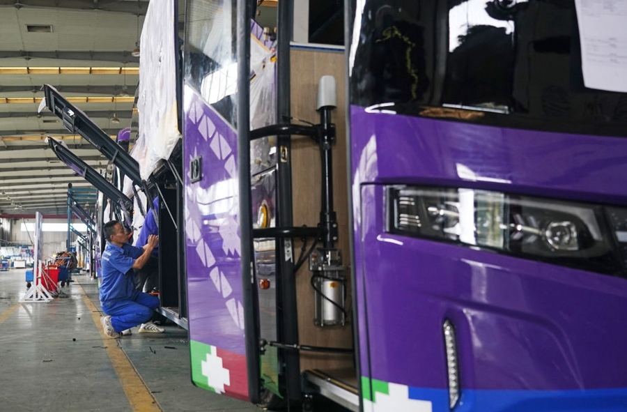 在位于南昌的江西凯马百路佳客车有限公司，技术人员对即将出口的客车进行检测（2024年4月3日摄）。新华社记者 万象 摄