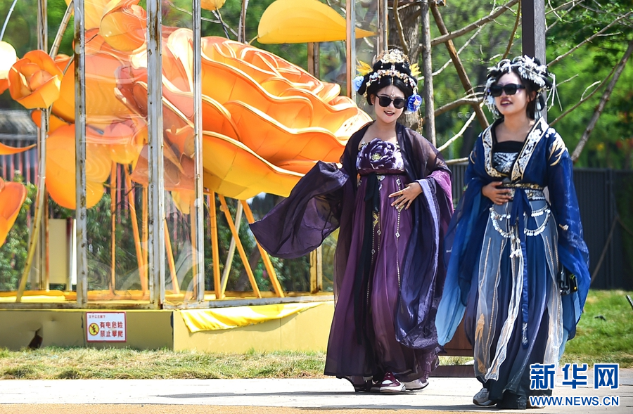 4月14日，隋唐洛阳城国家遗址公园，游客身着汉服在参观游览。