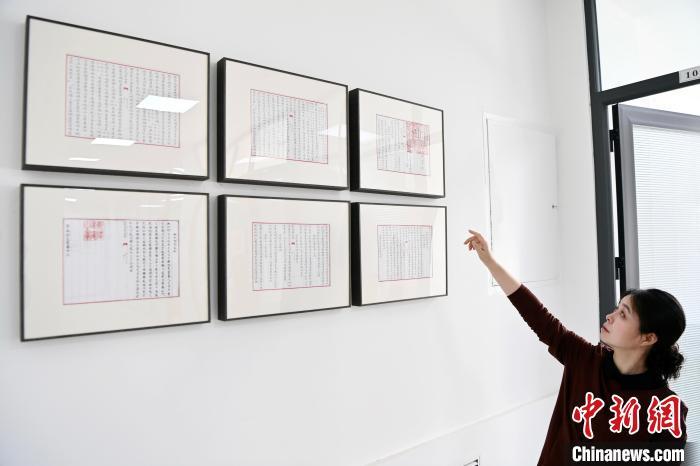 读者出版集团所属读者古籍数字科技中心总经理宋学娟，展示文溯阁《四库全书》经部数据处理部分内容。(资料图)九美旦增　摄