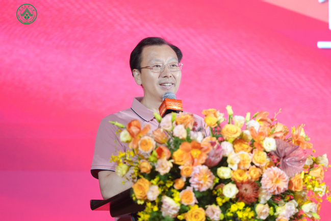 校党委书记李凤亮致辞