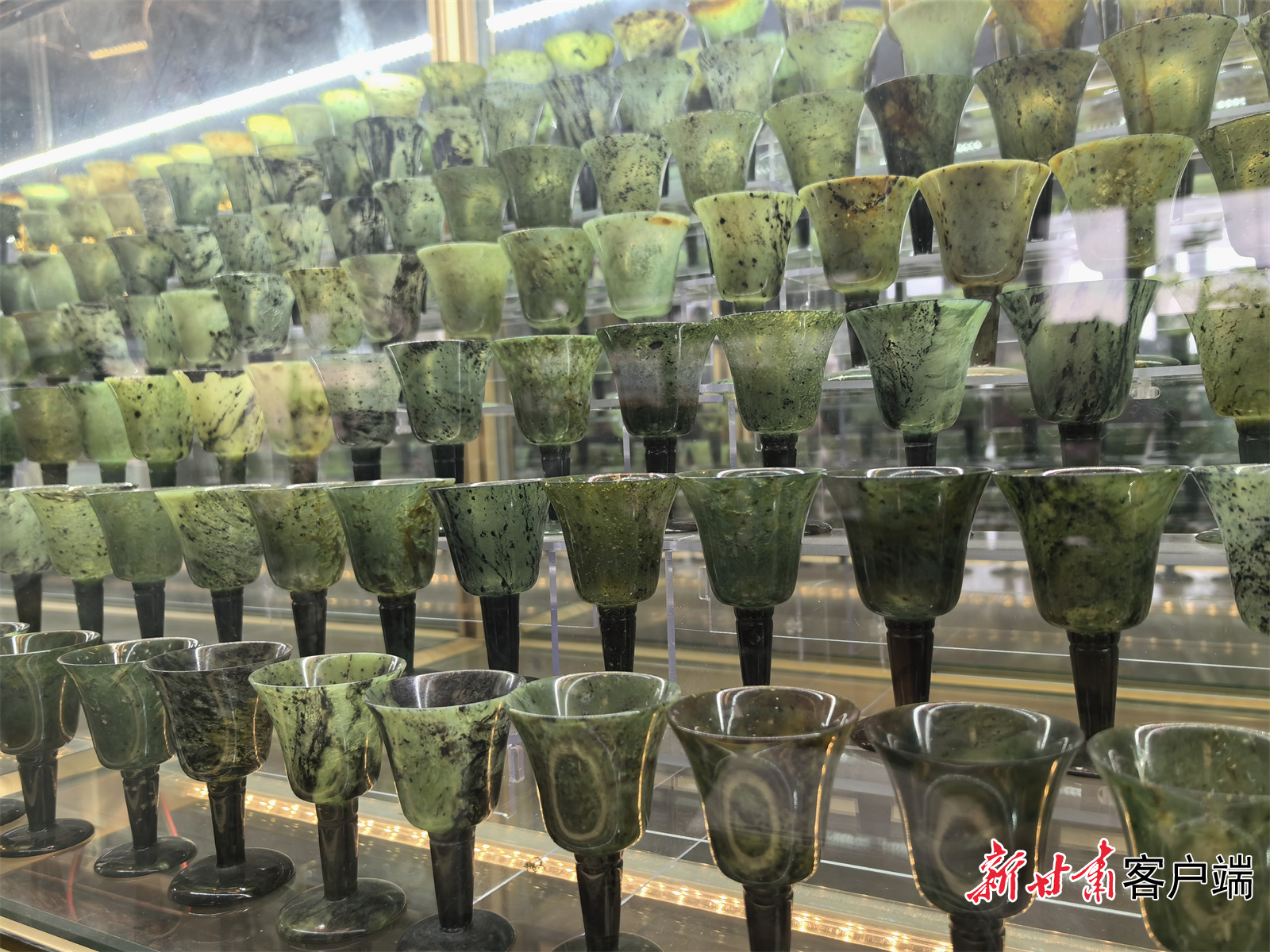 各种式样的鸳鸯玉雕　新甘肃&middot;甘肃日报记者　顾丽娟　摄