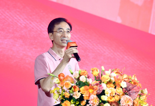 东莞校友分会第四届会长、1993届园林专业校友赵长伟发表就职感言