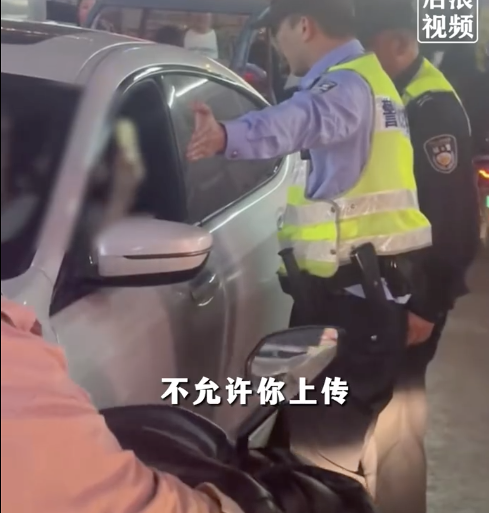 安徽合肥一女子停车打电话致拥堵 交警劝离被怼