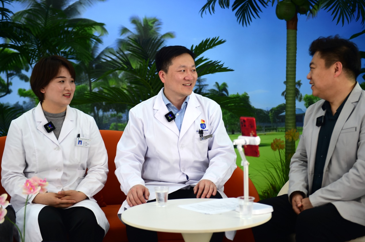 4月18日，河北省沧州中西医结合医院的甲状腺外科专家通过网络直播向公众宣传甲状腺肿瘤防治知识。