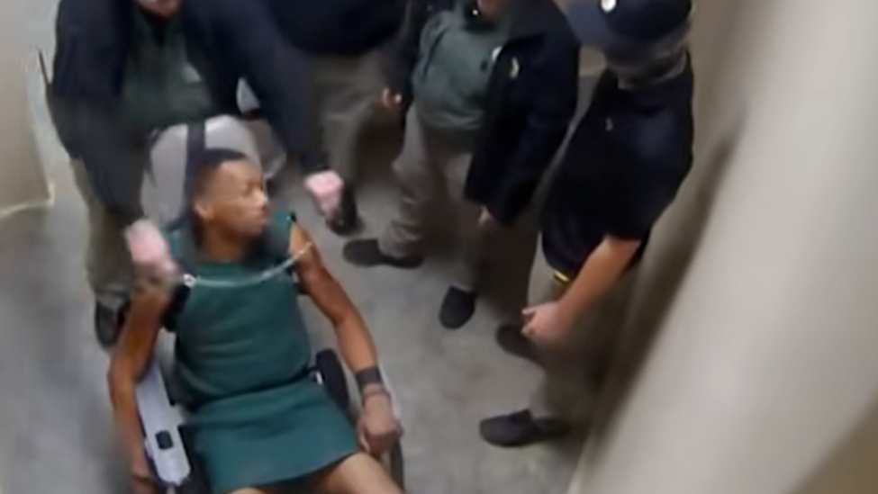 美国狱警用脚镣勒住黑人囚犯脖子数秒致其短暂窒息，3名警察在旁围观无动于衷
