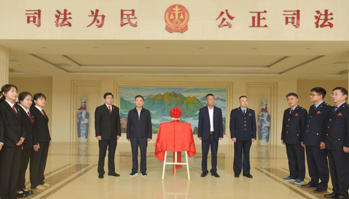 南昌经开区法院与南昌经开区税务局举行“法税合作”签约揭牌仪式
