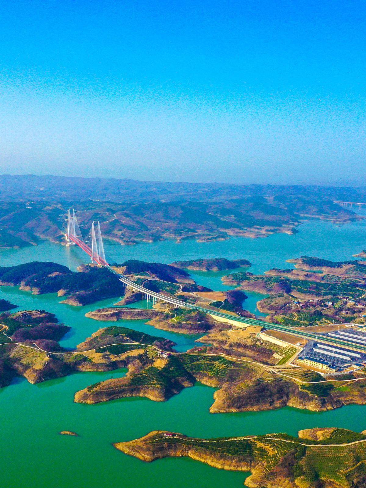 2023年1月18日，航拍从秀丽山水间穿过的十淅高速丹江口水库特大桥。（湖北日报全媒记者田悦 通讯员 周锋 摄）