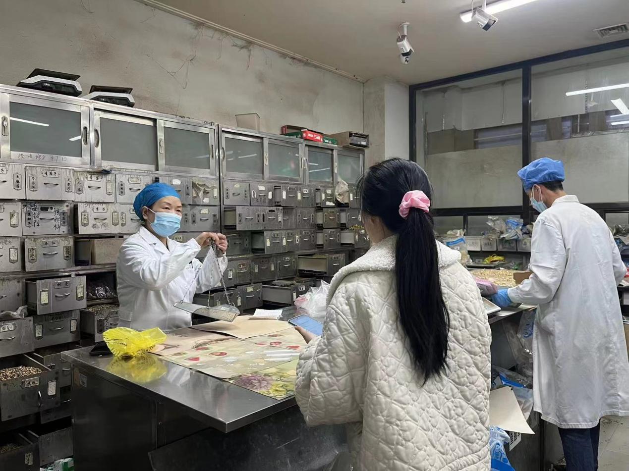 团队成员参观黑龙江中医药大学附属第一医院并采访工作人员