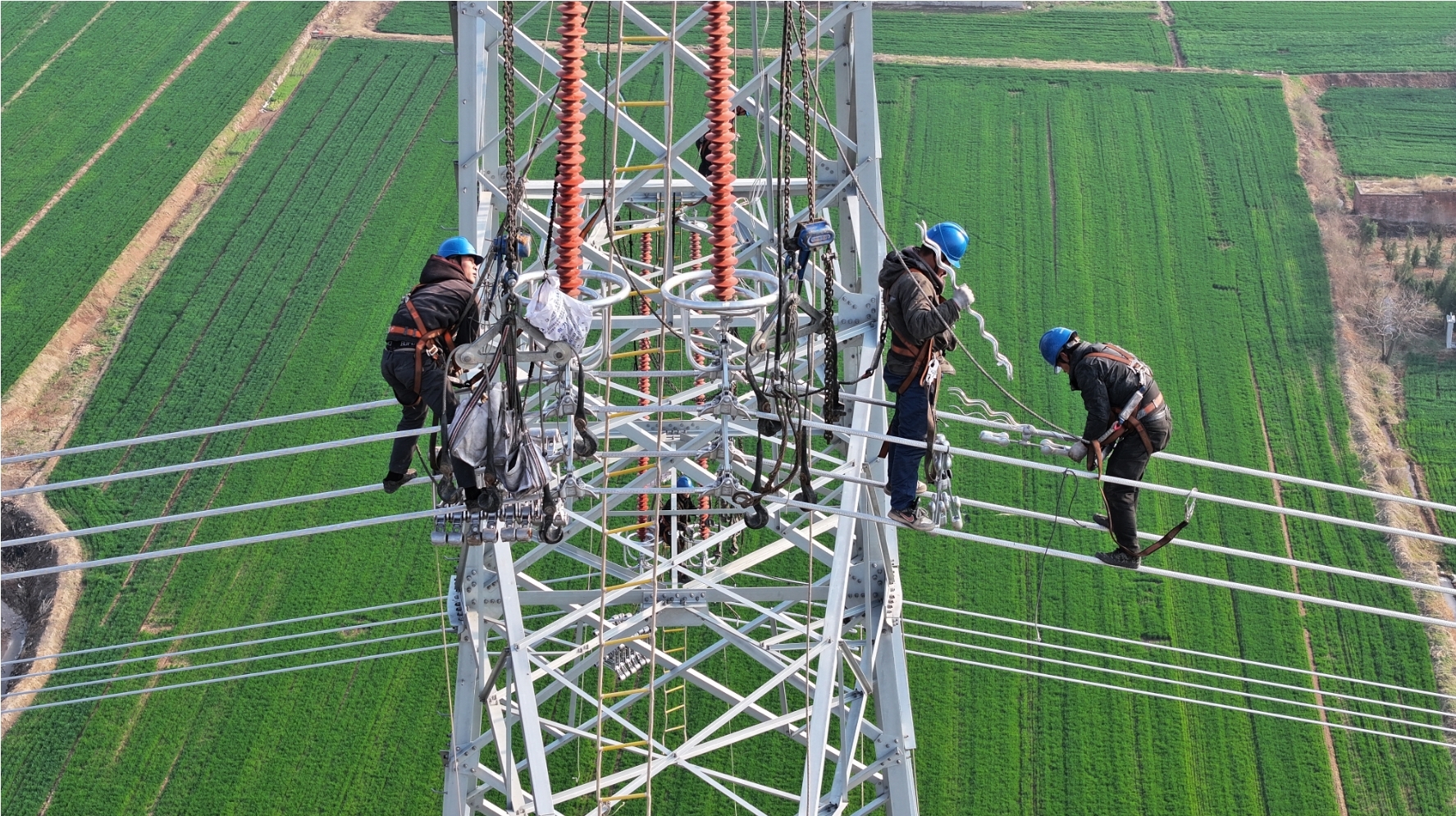 国网河南省电力公司员工开展输电线路建设。（王存芳摄）