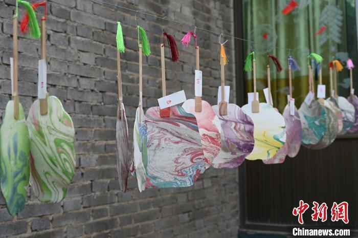 4月18日,晾晒漂染完成后的漆扇。张俊杰摄