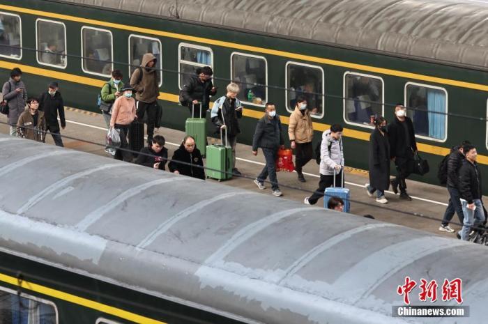 资料图：火车停靠在站台。中新社记者 泱波 摄