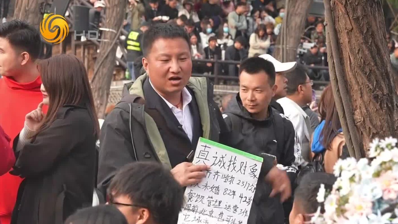 “王婆说媒”现场的中年男子，一天搭讪数百人，依旧找不到爱情