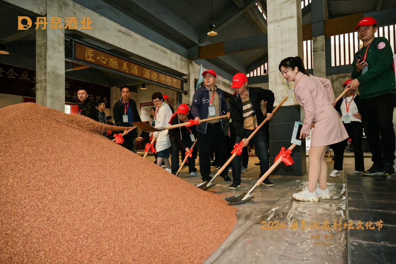 丹泉洞藏封坛文化节:传承封坛酒韵,共赏三月三民族风情