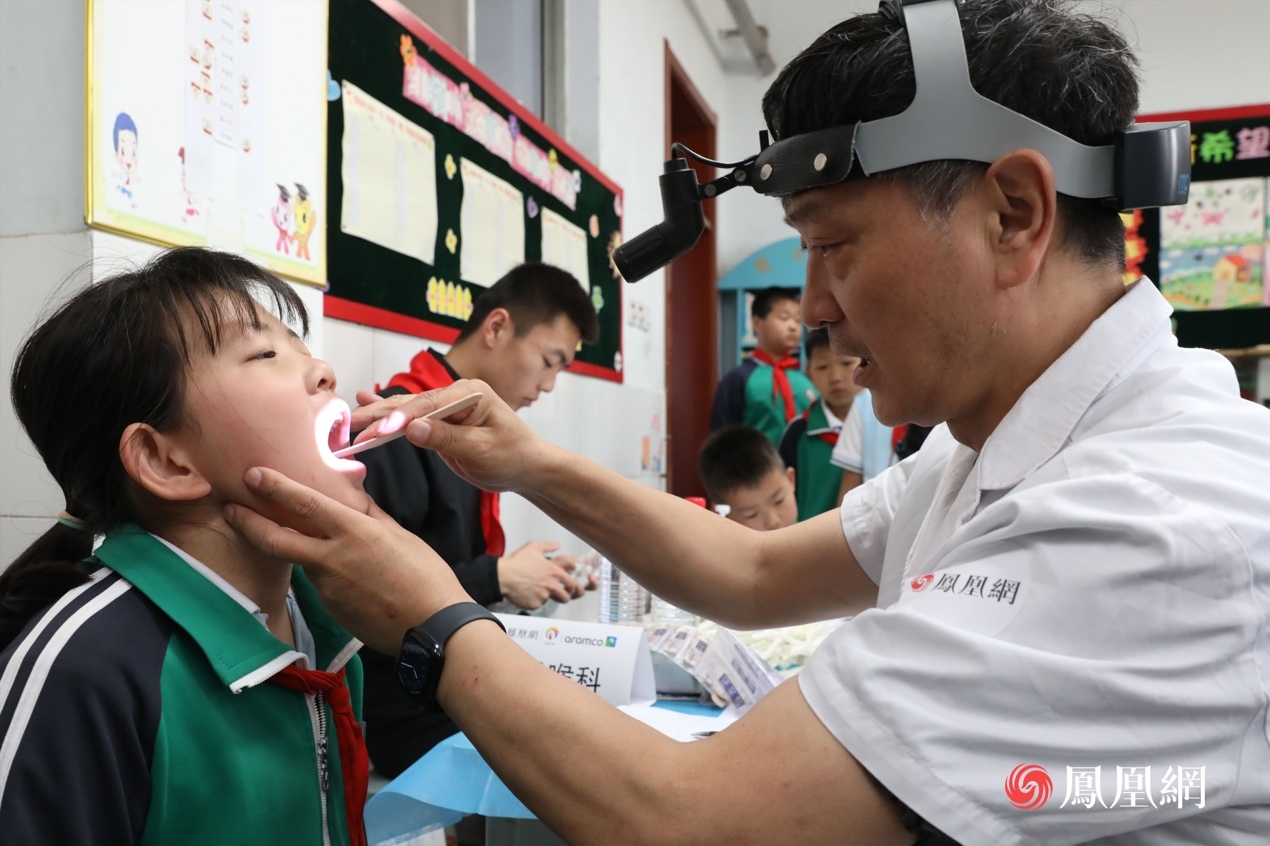 耳鼻喉科医疗志愿者为孩子进行检查