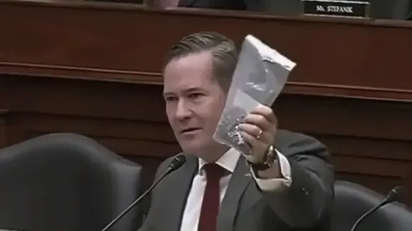 美议员拎一袋零件问询空军部长：9万美元！美国正在破产！