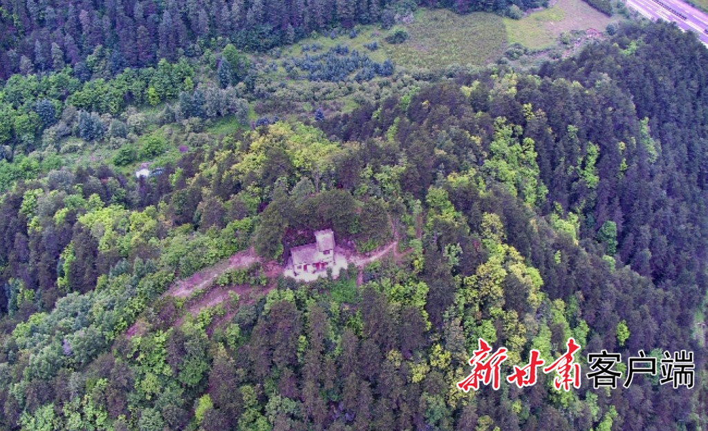 金国徽驻守17年的瞭望台　本组图片由小陇山林业保护中心 提供