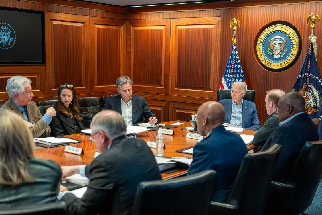 拜登帖文所配图片显示，他与美国国家安全团队在华盛顿召开会议 图源：社交平台X