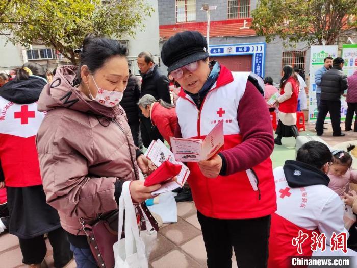 南昌市青山湖区南丁格尔志愿服务队队长刘风香(右)，成为不少病友的榜样和“爱心大姐”，志愿服务时长累计超过8000个小时。(受访者供图)