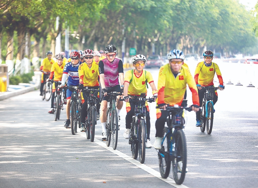 4月16日，毛磊教授和骑友一起在赣县区骑行。